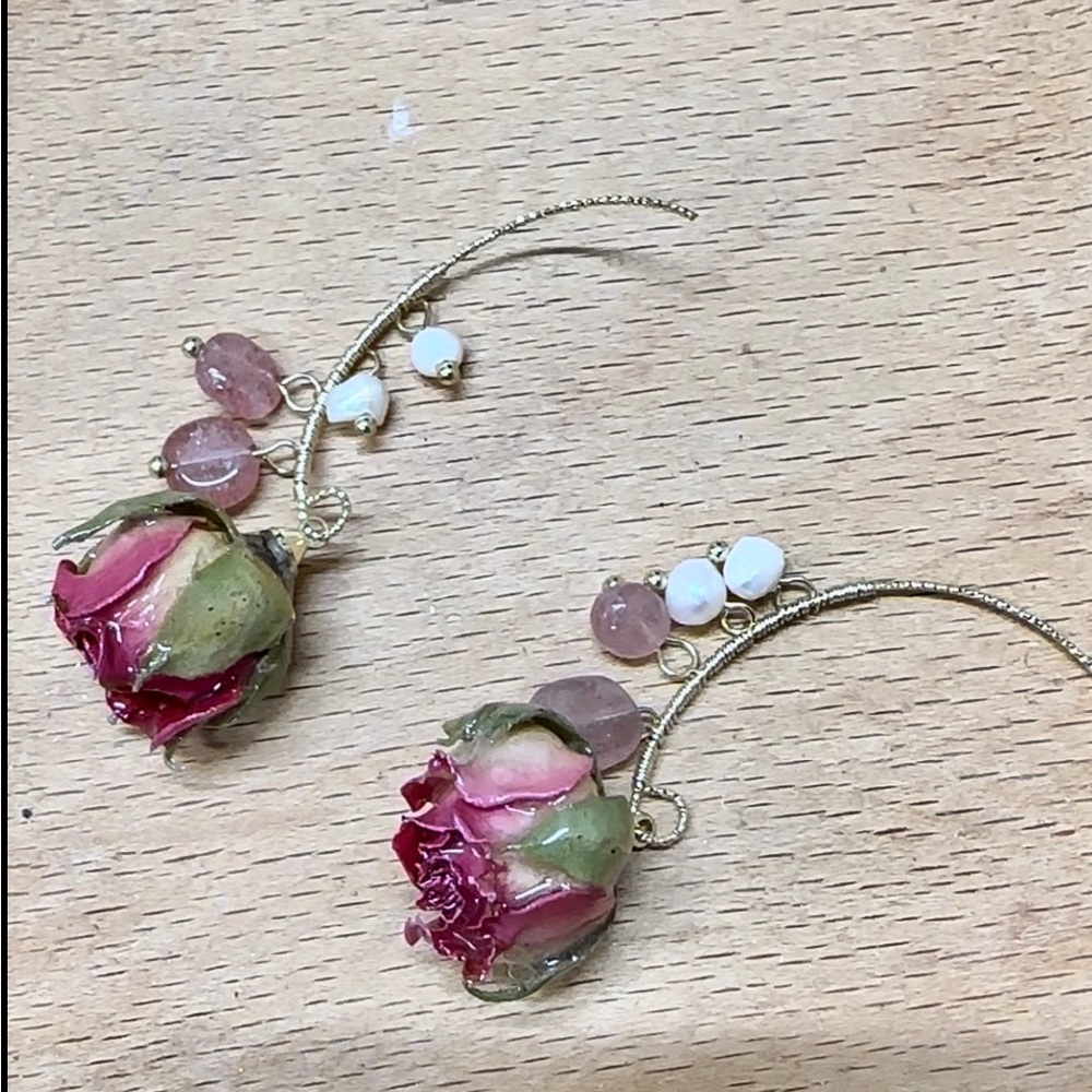 Earrings Real rosés 🥀dipped in resin 14 k gold plated, dress water pearls